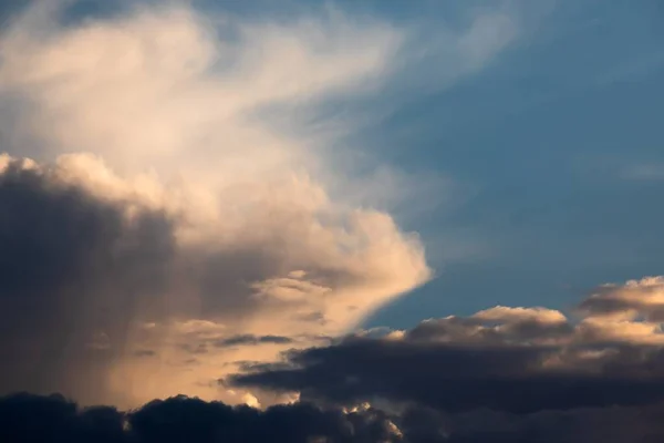 Nubes reunidas en el cielo azul — Foto de Stock