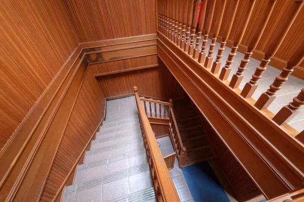 Escaleras de madera bajando hasta el fondo — Foto de Stock