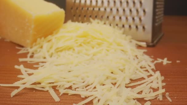 Сыр пармезан на столе в качестве ingridiend в движении камеры — стоковое видео