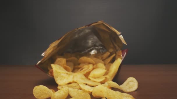 Patatas fritas en cámara movimiento primer plano metraje — Vídeos de Stock