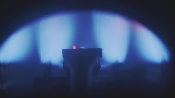 Ev ısısı sisteminde gaz ocağı alevi — Stok video