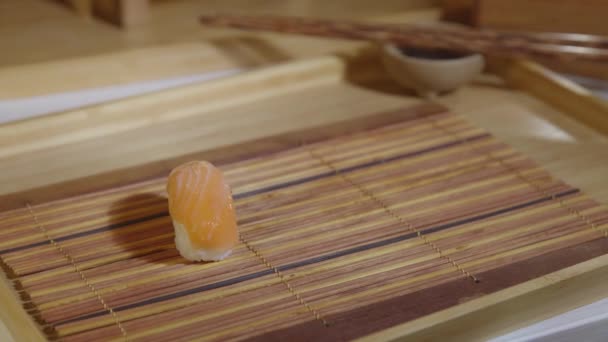 Plaque de remplissage avec sushi japonais gros plan — Video