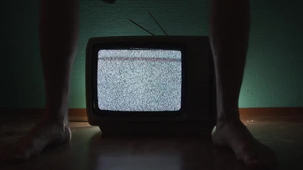 Uomo seduto sulla vecchia televisione — Video Stock