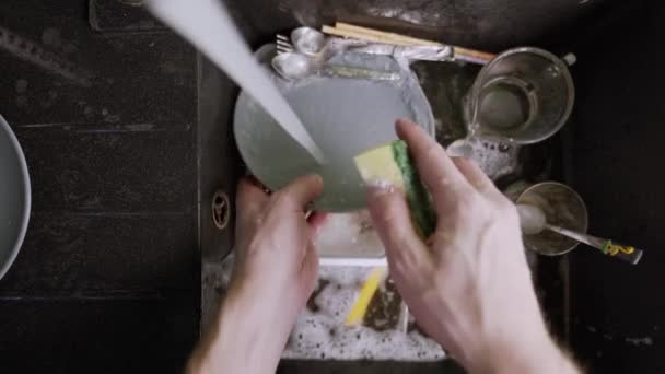 Миття брудного посуду в чорній мисці — стокове відео