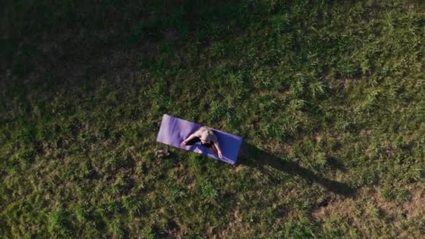 Eşofmanlı Genç Bir Kız Parkta Bir Kilimin Üzerinde Yatıyor Açık — Stok video