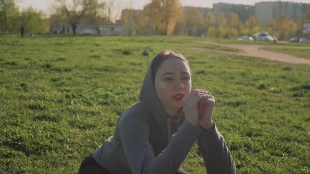 Spor Kızı Gün Batımında Parkın Dışındaki Mindere Çömeliyor Açık Hava — Stok video
