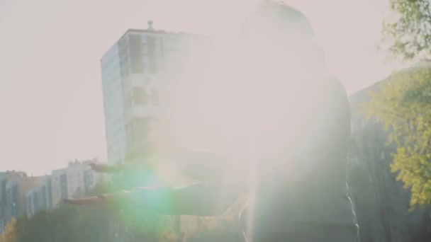 Genç Bir Kız Güneşli Bir Günde Parkta Temiz Havada Zıplayarak — Stok video