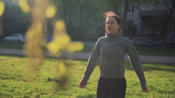 Mladá Atletka Stála Rukou Opírala Strom Parku Slunečného Dne Cvičila — Stock video