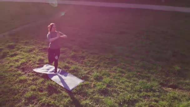 Ung Tjej Träningsoverall Står Matta Park Och Yogar Begreppet Meditation — Stockvideo