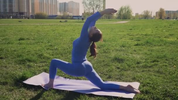 Eşofmanlı Genç Bir Kız Parkta Halının Üzerinde Yoga Yapıyor Güneşli — Stok video