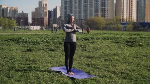 Mladá Dívka Evropského Vzhledu Padá Učí Cvičit Jógu Koncept Outdoorového — Stock video