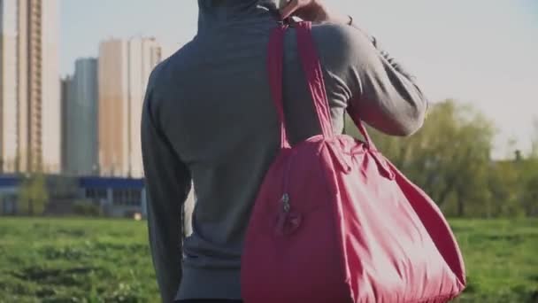 Una Joven Sosteniendo Una Bolsa Deporte Traje Especial Una Vista — Vídeo de stock