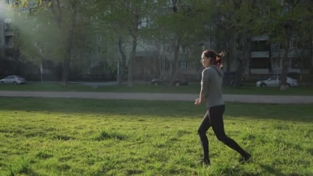 Güneşli Bir Günde Parkta Tekerlek Yapan Genç Atletik Kız Açık — Stok video