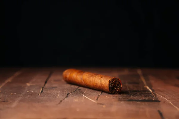 Столі Лежить Чудова Свіжа Кубинська Сигара Підсумок Темному Тлі — стокове фото