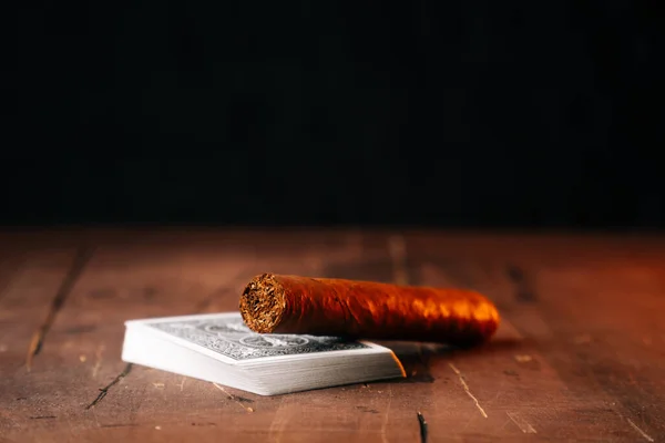 Сигара Столі Поруч Колодою Карт Темно Коричневому Столі Концепція Куріння — стокове фото