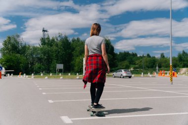 Güneşli bir havada şehirde uzun tahtalı güzel bir hippi kadın..