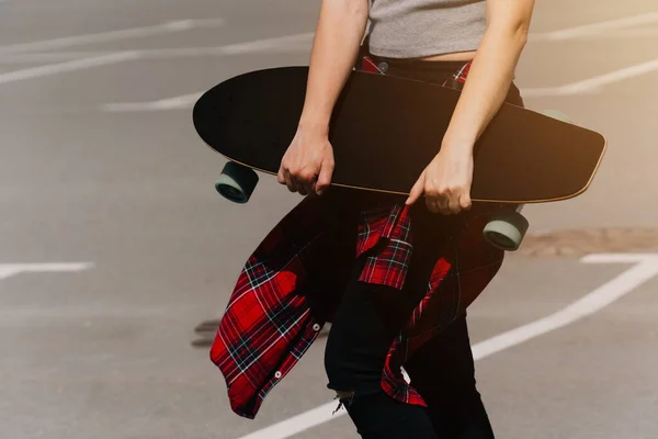 Las Mujeres Tienen Primer Plano Hobby Skateboarding Concepto Actividades Aire — Foto de Stock