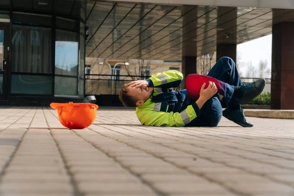 Будівельник Лежить Після Травми Ноги Концепція Індустріальної Аварії Молодий Чоловік — стокове фото