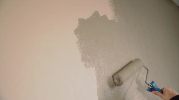 Meisje Schildert Muur Van Kamer Met Een Roller Thuis Reparatie — Stockvideo