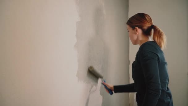 Meisje Schildert Muur Van Kamer Met Een Roller Thuis Reparatie — Stockvideo