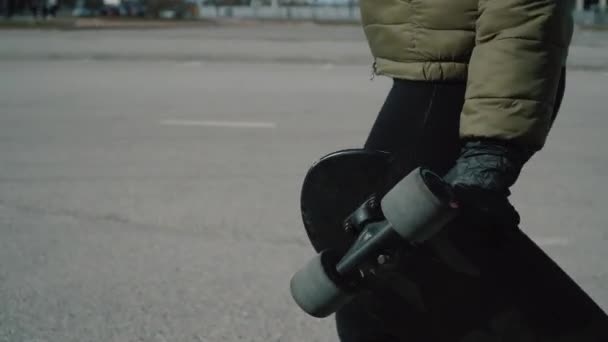 Una Giovane Ragazza Caucasica Cavalcando Uno Skateboard Nel Parcheggio Una — Video Stock