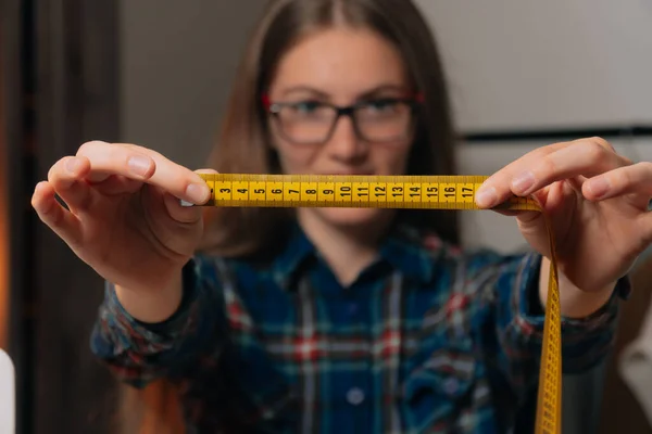 Närbild Centimeter Tejp Sömmerskan Håller Händerna För Att Mäta Volymen — Stockfoto