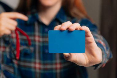 Gwei 'nin elinde bir ödeme kartı var. Terzilik için nakit ödememe konsepti. Moda tasarımcısı iş için para alıyor..