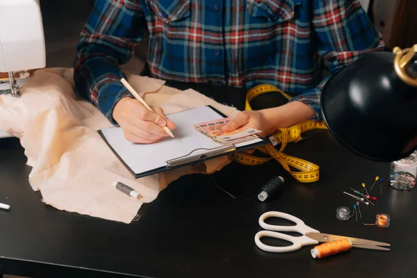 Needlewoman Atelier Considera Quantidade Ganhada Pequenas Empresas Estão Fechar Conceito — Fotografia de Stock