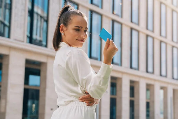 Retrato Directo Una Chica Sonriente Confiada Sosteniendo Una Tarjeta Crédito — Foto de Stock