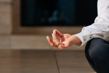 Kadınlar, namaste pozu vermek için şık bir iş elbisesi giyer. Ofisteki işyerinde yoga..