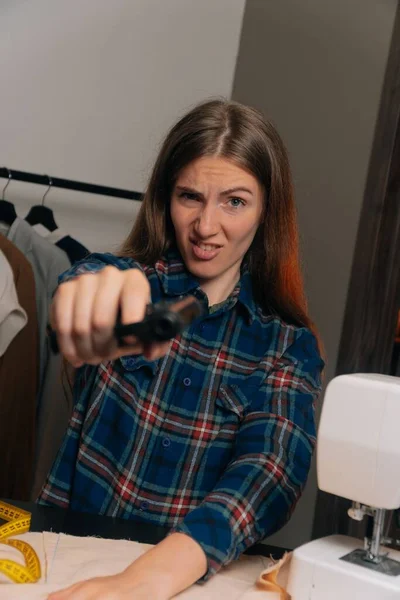 Young Gangster Girl Threatens Fire Air Pistol Sewing Studio Criminal — Stock Photo, Image