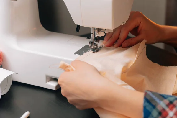 Mulheres Costureira Mãos Closeup Rabiscos Tecido Fazendo Ponto Liso Enquanto — Fotografia de Stock
