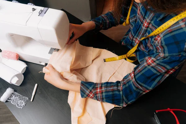 Uma Costureira Mulher Estende Tecido Para Costura Fazendo Ponto Liso — Fotografia de Stock