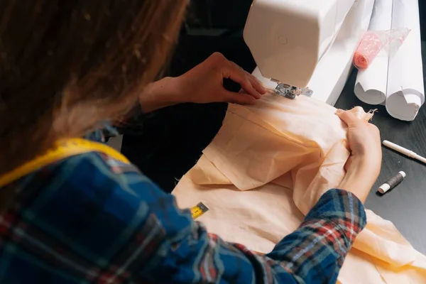 Uma Costureira Insere Tecido Sob Uma Máquina Costura Overlock Vista — Fotografia de Stock