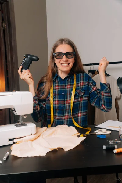 Com Sorriso Uniforme Azul Usa Gamepad Óculos Pequenas Empresas Encerram — Fotografia de Stock