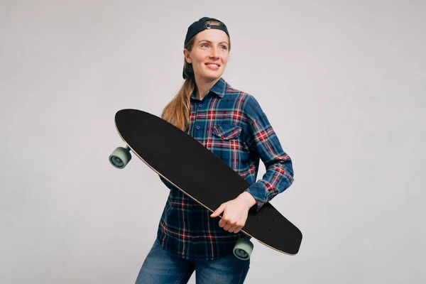 Una Joven Patinadora Sosteniendo Longboard Concepto Deportes Recreación Pasatiempos — Foto de Stock