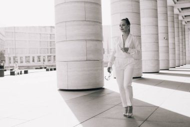 Büyüleyici tuhaf kadın siyah beyaz gözlük takıyor. Parlak bir geçmişi olan güzel bir kız. İyi bir hayatın reklamını yapmak için büyümüş..