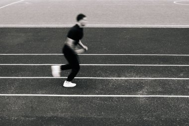 Spor stadyumundaki koşucunun arka planı bulanık. siyah ve beyaz arkaplanda.
