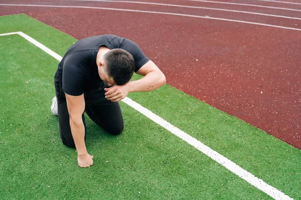 Joven Atleta Masculino Caucásico Arrodilla Estadio Sobre Hierba Verde Concepto — Foto de Stock