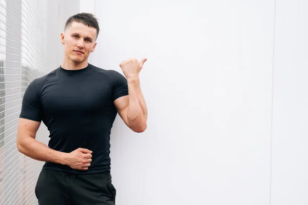 Retrato Hombre Musculoso Guapo Entrenador Fitness Mostrando Lado Joven Atlético — Foto de Stock