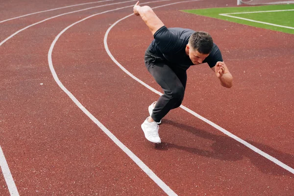 Biegacz Przygotował Się Ucieczki Biegacz Siedzi Początku Bieżni Stadionie Koncepcja — Zdjęcie stockowe