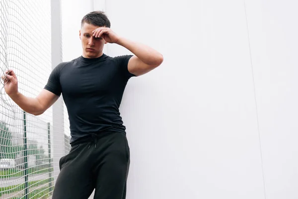 Retrato Hombre Apuesto Entrenador Fitness Pensativo Joven Atlético Campo Fútbol — Foto de Stock