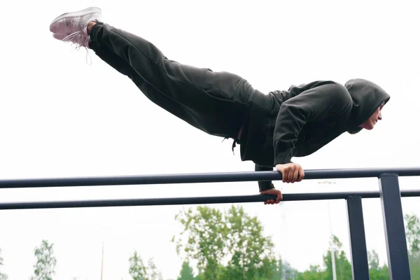 Hombre Atlético Joven Entrenador Fitness Hace Ejercicios Para Los Músculos —  Fotos de Stock