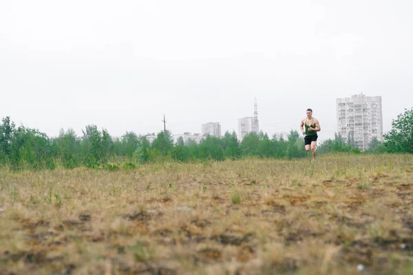 Hombre Corre Por Bosque Con Una Camiseta Pantalones Cortos Deportivos — Foto de Stock