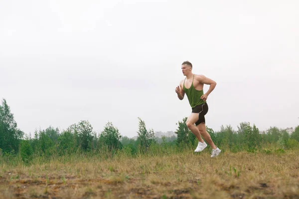 Hombre Corre Por Bosque Con Una Camiseta Pantalones Cortos Deportivos — Foto de Stock