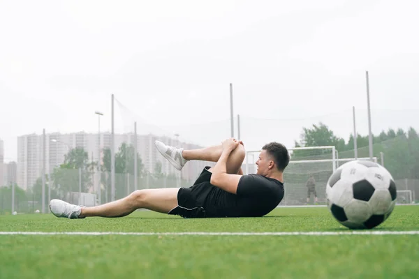 Jogador Futebol Homem Segura Joelho Deslocação Articulação Joelho Conceito Queda — Fotografia de Stock