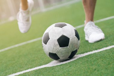 Futbolun bacakları futbolun yanına yakın. konsept, oyun sırasında başka bir oyuncuya pas vermek için gol atıyor