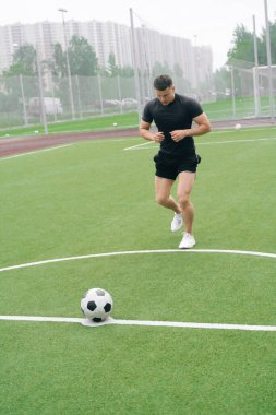 Erkek koçun genel dikey atışı top oynamaktır. Spor futbolu öğretme kavramı.