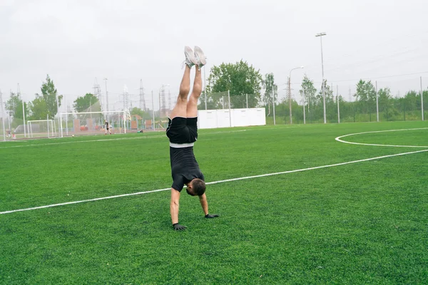 Mladý Sportovec Stojí Zelené Trávě Stadionu Koncept Společenské Vzdálenosti Během — Stock fotografie