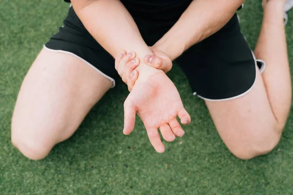 Atleta Segura Mão Perto Parte Pulso Treino Conceito Uma Lesão — Fotografia de Stock